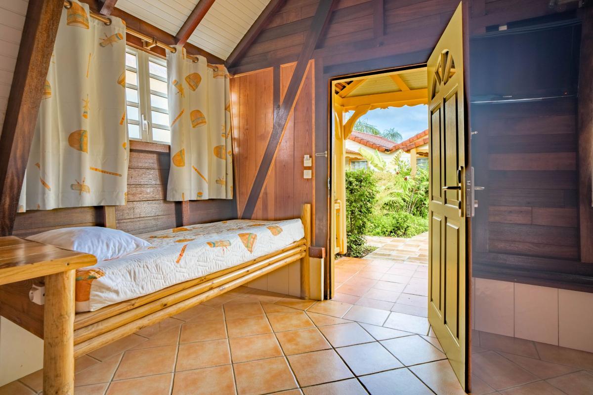 Hotel pied dans l'eau martinique BAMBOU  - chambre bis accessibilité